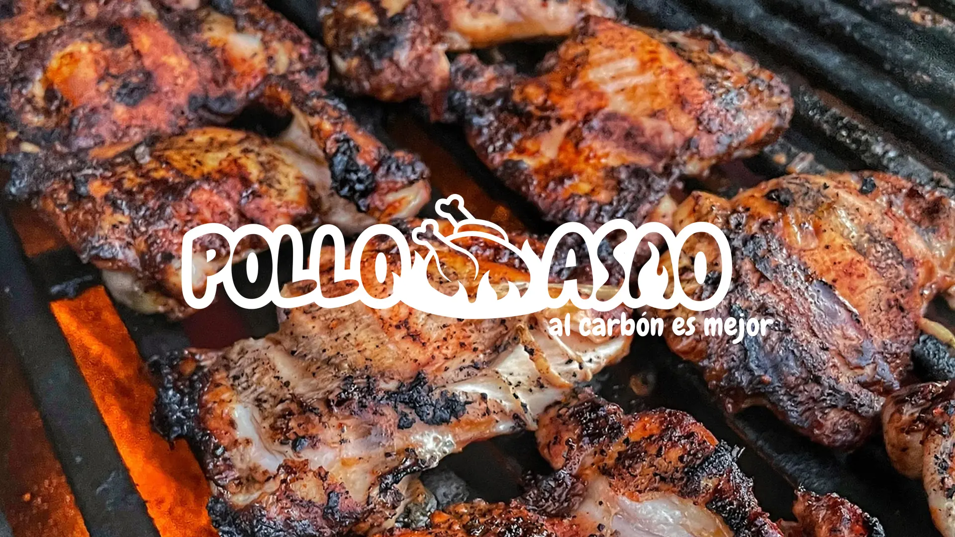 Logo horizontal de Pollo Asao sobre fotografía de pollo al carbón